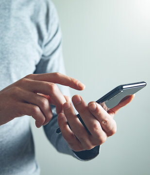 man hand holding smart phone