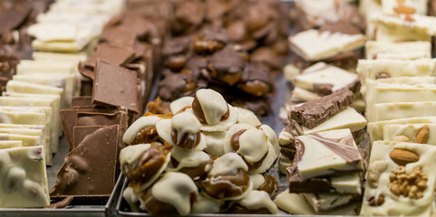 Mix of chocolates with dulce de leche, nuts and hazelnut.