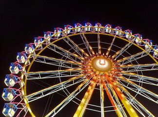 Riesenrad auf einer Kirmes in Hamburg bei Nacht