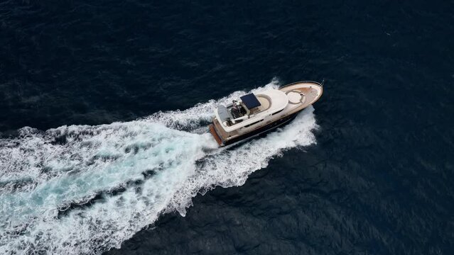 Barco de lujo desde toma zenital