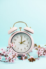 Alarm clock with cherry blossoms, switch to daylight saving time in spring, summer time changeover 