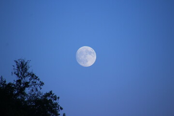 月のある景色