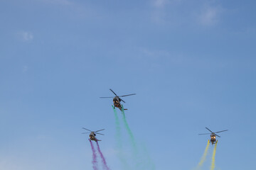 연막탄을 뿌리며 날아가는 KUH-1 수리온 헬기의 공중기동 에어쇼