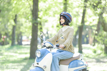 バイクを運転する女性