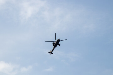 Fototapeta na wymiar AH-64 아파치 공격헬기의 공중기동 에어쇼