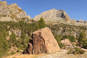 Fototapeta premium Wanderparadies Val Masino (Bernina-Alpen); Hochebene Preda Rossa mit Pizzo Vicima (2853m)