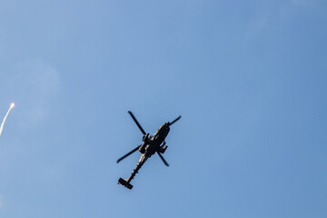 플레어를 뿌리며 공중기동하는 아파치 공격헬기, AH-64 헬리콥터,