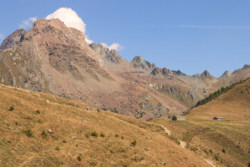 Fototapeta na wymiar Wanderparadies über dem Val Masino; Kammweg zur Cima Vignone mit den Corni Bruciati (3114m) und dem Scermendone Pass