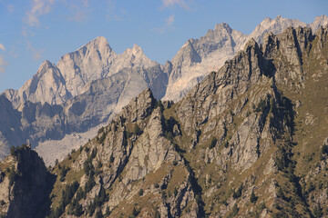 Schroffe, Imposante Hochgebirgslandschaft des Bergell; Blick von Süden über das Val Masino zum...