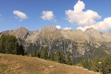 Bergkette über Preda Rossa (Val Masino, Bernina-Alpen); Blick von Süden auf Cima d' Arcanco (2714 m), Cima degli Alli (2721 m) und Pizzo Vicima (2853 m)