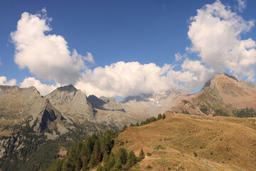 Wanderpardadies über dem Val Masino; Blick vom Pizzo Mercantelli nach Osten auf den verhüllten...