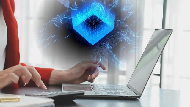 Mujer trabajando con su laptop, su calculadora, tomando nota de sus conclusiones. Aplica inteligencia artificial para agilizar su trabajo.