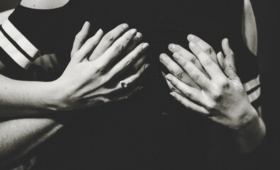 Dłoń, człowiek, uścisk dłoni, przekaz, gest - 685128106