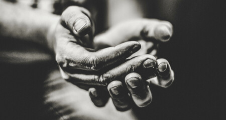 Dłoń, człowiek, uścisk dłoni, przekaz, gest - 685128123