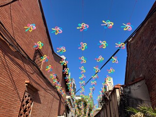 風車が可愛い田舎の風景