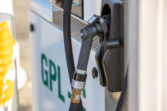 Pistolet de gaz GPL dans une station service