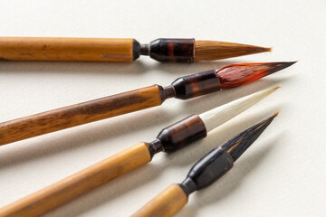 Pinceaux en bois pour la calligraphie, de taille différentes et alignés