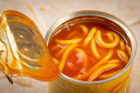 boite de conserve de spaghettis &agrave; la sauce tomate, en gros plan	