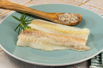 filet de colin cru, en gros plan, dans une assiette	
