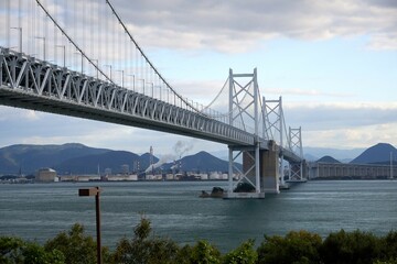 香川につながる瀬戸大橋を与島から眺める