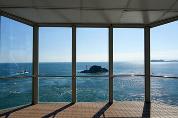 展望窓から眺める鳴門海峡の水平線 - obrazy, fototapety, plakaty