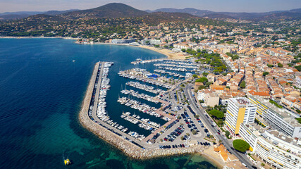 Une photo aérienne de la ville de Sainte-Maxime en été dans le Golfe de Saint-Tropez région du...