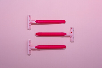 Rasoirs roses, Fond rose, Rasoirs féminin, Trois rasoirs sur fond rose