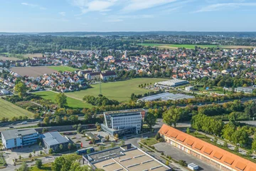 Selbstklebende Fototapeten Ausblick über das Sheridan-Areal in Augsburg-Pfersee auf die Nachbarstadt Stadtbergen © ARochau