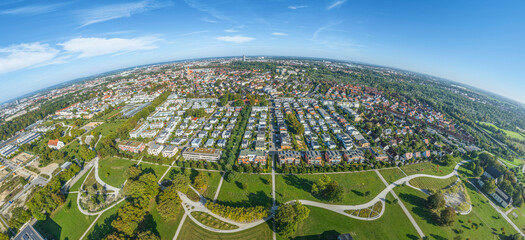 Panoramablick über das Sheridan-Areal auf die westliche Innenstadt von Augsburg, den Stadtteil...
