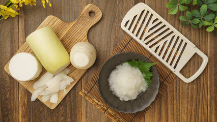 和食の大根おろし(おろし器と大根)