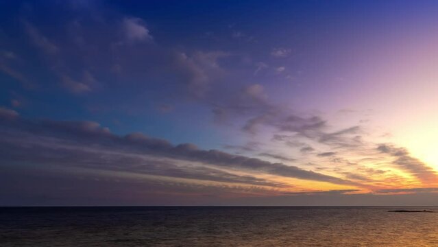 江の島ヨットハーバーの堤防から見た夕焼け空（タイムラプス）