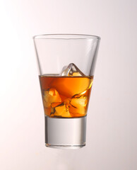  Amaretto, Mandellikür, Eiswürfel,