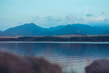 Idyllischer See vor Bergpanorama