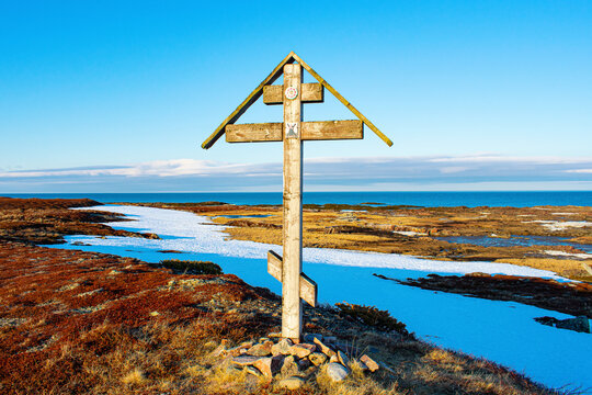 A noticeable cross on the Tersky coast of the White Sea