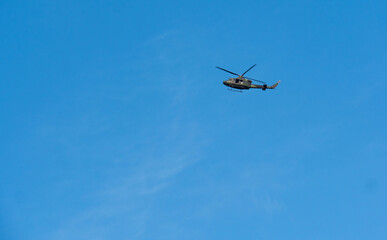 Fototapeta na wymiar Hécicoptère militaire verte, CANADA en vol, ciel bleu, horizontal