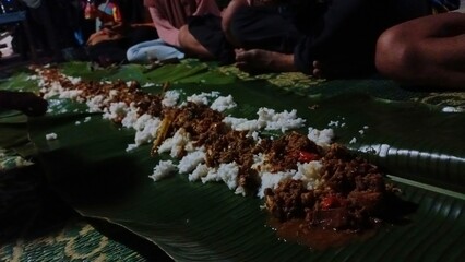 Eat together on banana leaves.