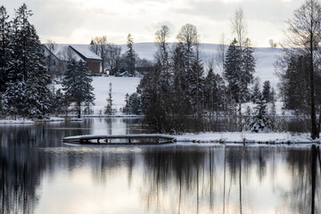 See inmitten von Bergen und Wälder, im Winter.