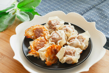 揚げ焼き肉シュウマイ