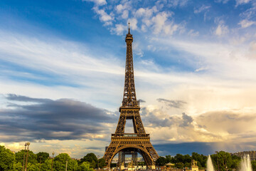 Fototapeta premium Eiffel Tower in Paris during beautiful sunset, France