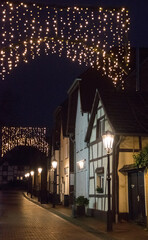 Gasse im Bonner Stadtteil Duisdorf amAbend mit Weihnachtsbeleuchtung