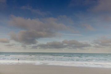 grande plage vide avec seulement la silhouette d'une personne seule