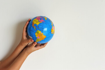 criança menina segurando globo terrestre escolar, cuidado e amor com o planeta terra 
