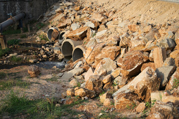 wall rock and water pipe