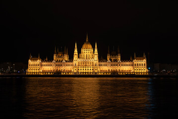 Fototapeta premium Night shot of the Parliament building in Budapest. Hungary. The building of the Hungarian Parliament is located on the banks of the Danube River, in the center of Budapest.