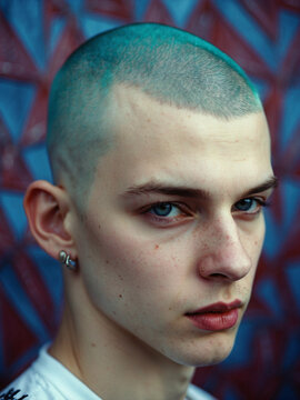Retrato primer plano de adolescente con el pelo rapado de color verde, aspecto rebelde y desafiante