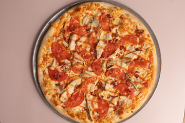 Buffalo chicken pizza with tomatoes
