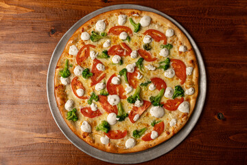White pizza with broccoli and tomatoes