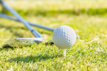 緑が綺麗なゴルフ場とゴルフクラブ