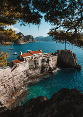 Vista sobre a praia em Petrovac 