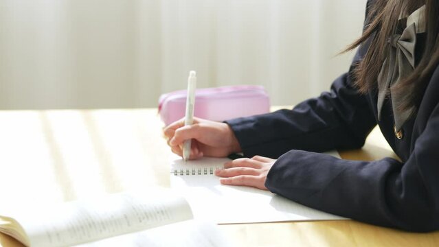 学校で勉強をする女の子
